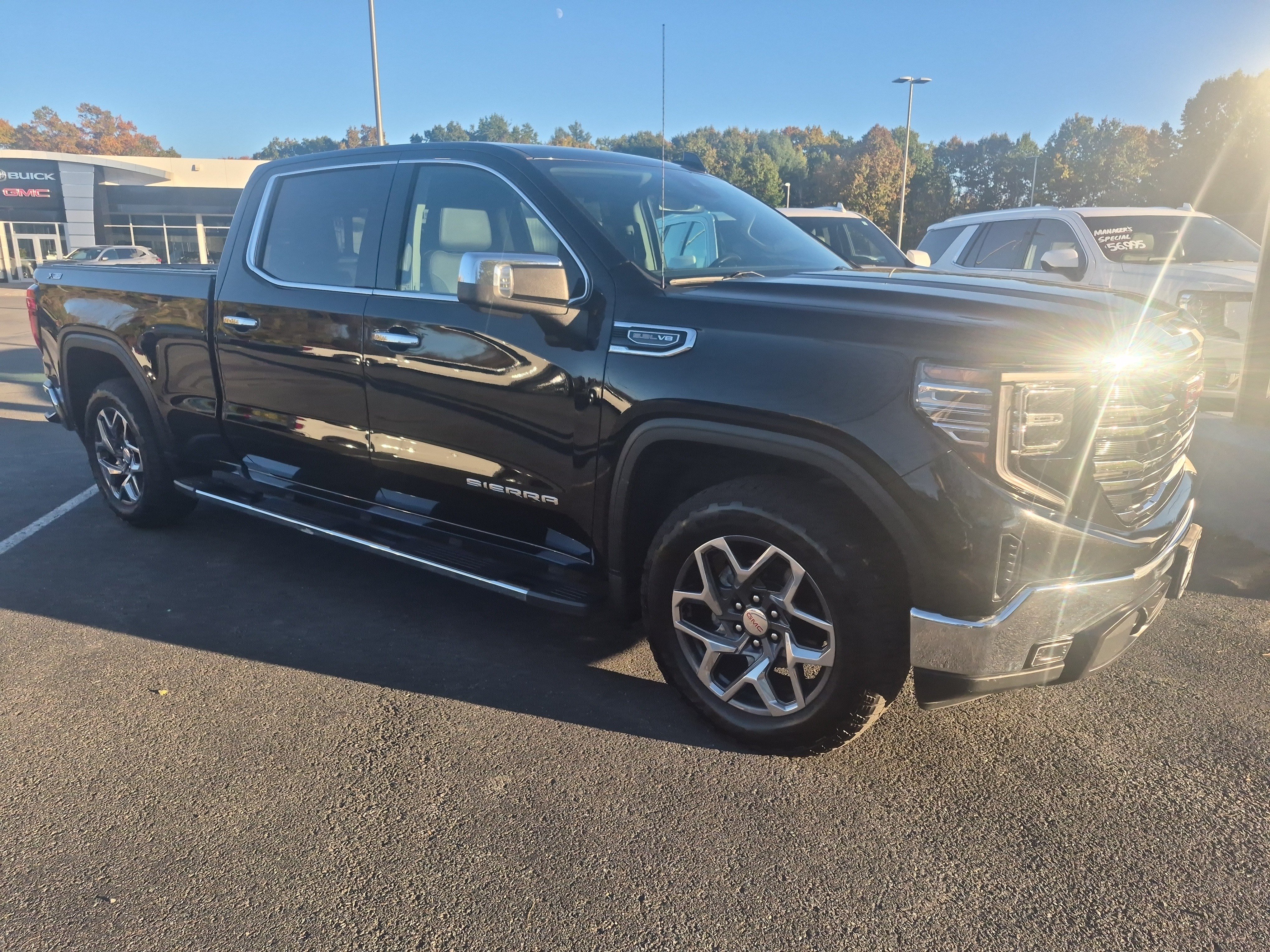 Used 2023 GMC Sierra 1500 SLT w/ SLT Convenience Package AWD/4WD image 2