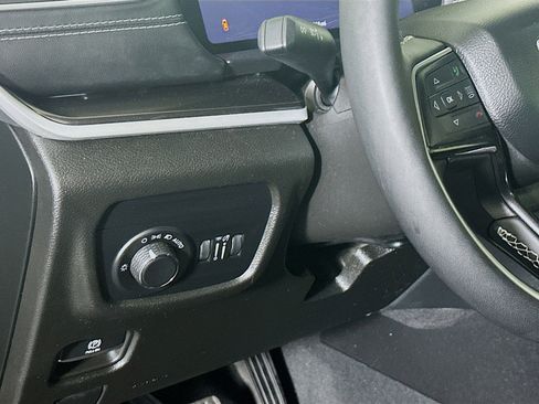 Used 2023 Jeep Grand Cherokee L Laredo image 17