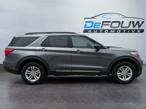 Used 2022 Ford Explorer XLT AWD/4WD image 2