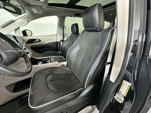Used 2023 Chrysler Pacifica Limited FWD image 11
