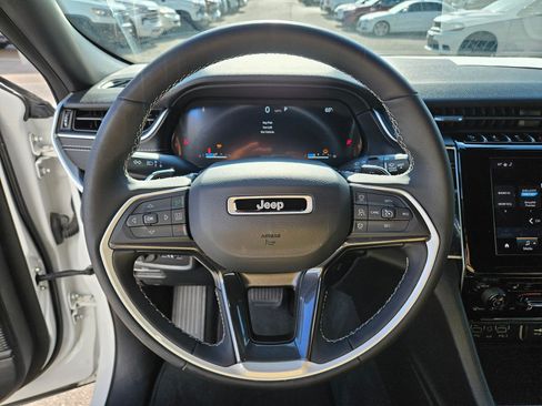 Used 2023 Jeep Grand Cherokee Altitude AWD/4WD image 19