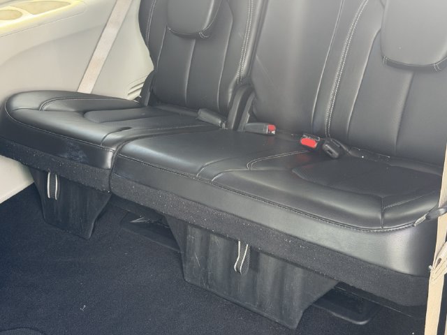 Used 2024 Chrysler Pacifica Touring-L FWD image 24