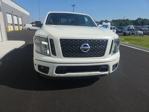 Used 2018 Nissan Titan SV w/ SV Convenience Package RWD image 2