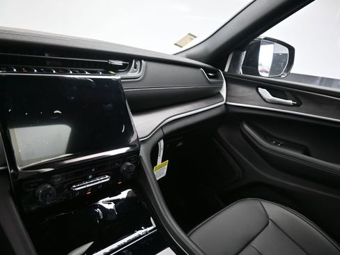 New 2025 Jeep Grand Cherokee Limited w/ Trailer Tow Package image 24