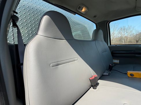 Used 2006 Ford F550 2WD Regular Cab Super Duty image 12