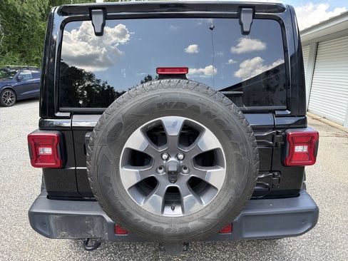 Used 2018 Jeep Wrangler Unlimited Sahara w/ Dual Top Group AWD/4WD image 12