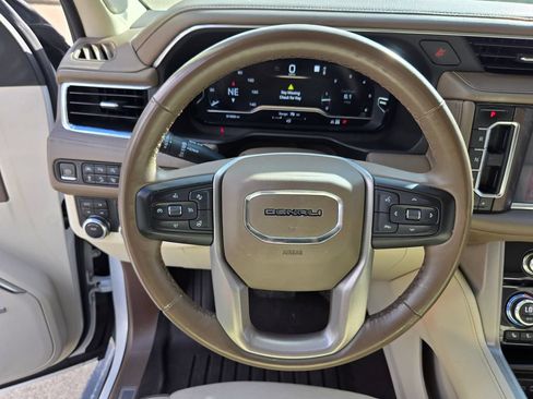 Used 2023 GMC Yukon XL Denali AWD/4WD image 18