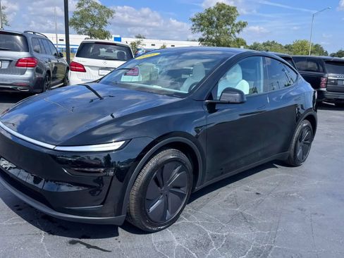 Used 2026 Tesla Model Y 2WD image 1
