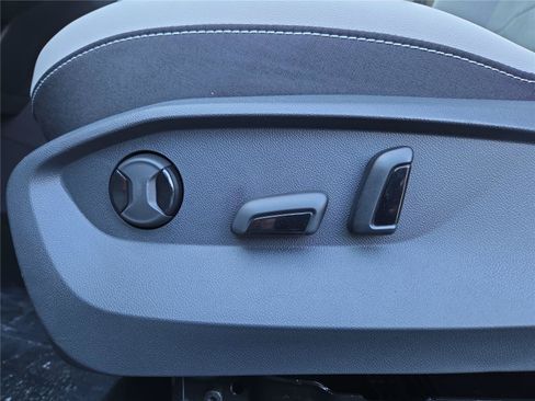 New 2026 Volkswagen Taos SE FWD image 15