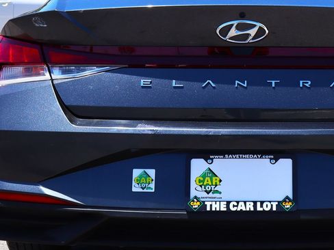 Used 2021 Hyundai Elantra SE FWD image 19