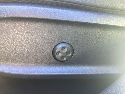 Used 2021 Mercedes-Benz GLB 250 4MATIC w/ Premium Package image 22