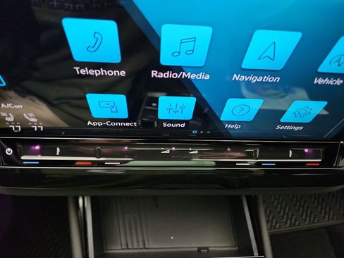 Certified 2025 Volkswagen Atlas Cross Sport SEL image 24