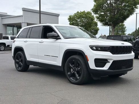 Used 2023 Jeep Grand Cherokee Altitude AWD/4WD image 15