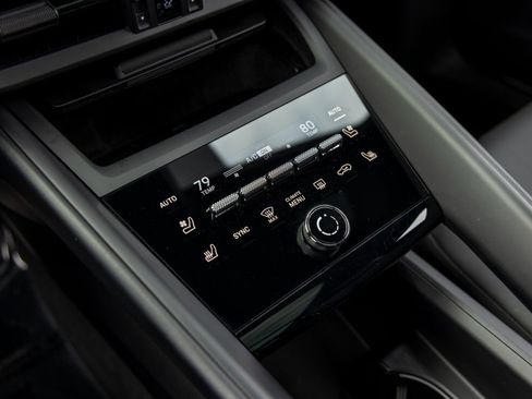 Certified 2025 Porsche Macan Electric image 35