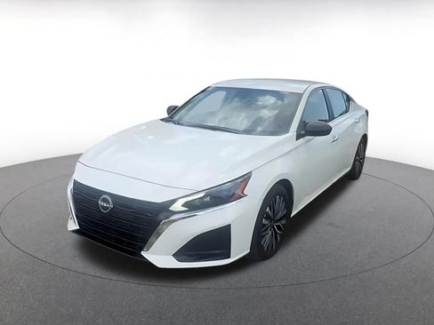 Used 2025 Nissan Altima 2.5 SV FWD image 7