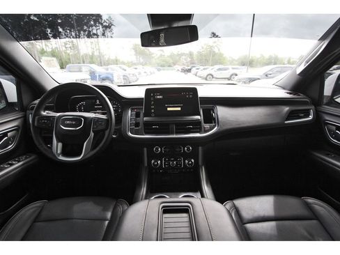 Used 2024 GMC Yukon XL SLT w/ SLT Luxury Package image 11