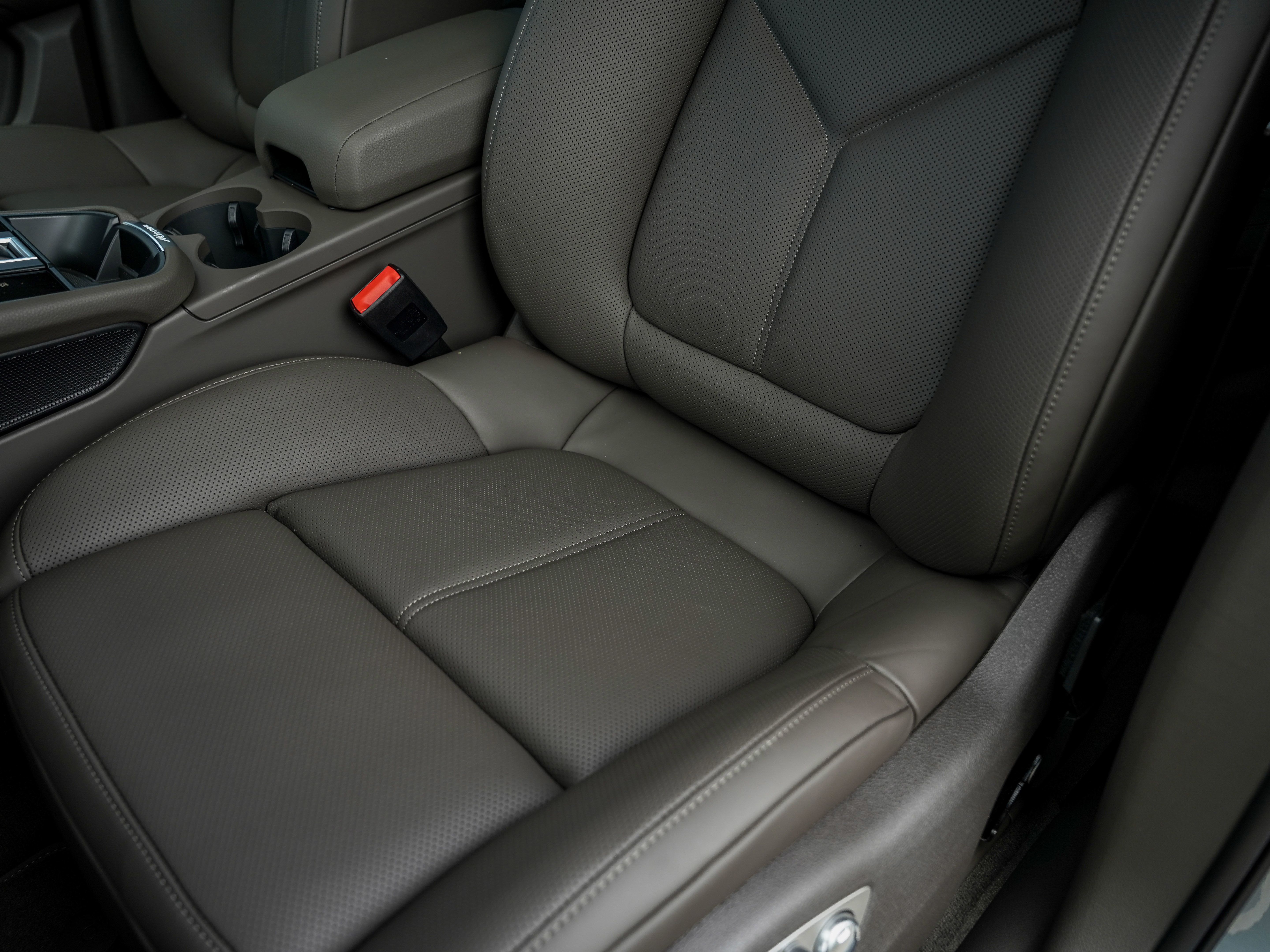 Certified 2026 Porsche Macan AWD/4WD image 24