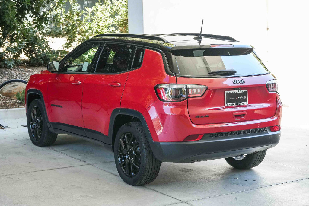 Used 2023 Jeep Compass Latitude w/ Convenience Group AWD/4WD image 4