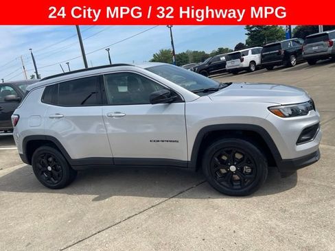 Used 2024 Jeep Compass Latitude AWD/4WD image 1