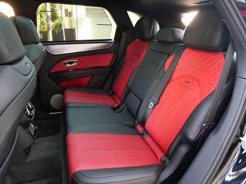 Used 2022 Bentley Bentayga image 21