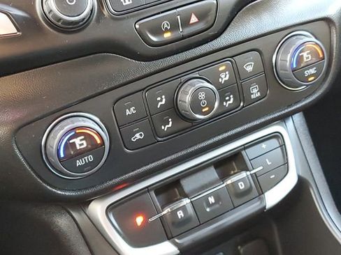 Used 2023 GMC Terrain SLT image 19