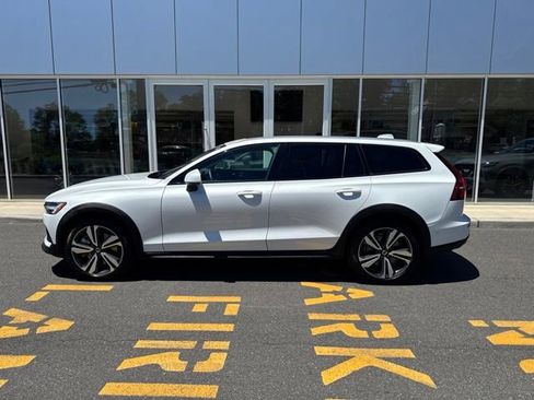Used 2025 Volvo V60 B5 Cross Country Plus AWD/4WD image 2