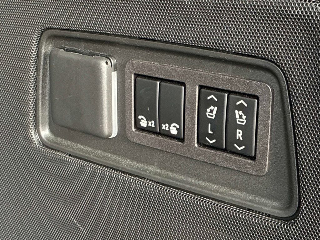 Used 2024 Cadillac Escalade Premium Luxury w/ Performance Package AWD/4WD image 18