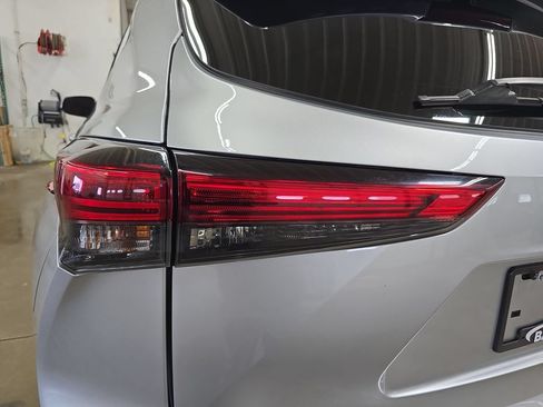 Used 2021 Toyota Highlander XLE AWD/4WD image 36