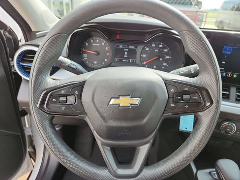 Used 2025 Chevrolet Trax LS w/ LS Convenience Package FWD image 6