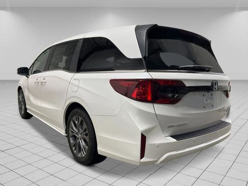 New 2026 Honda Odyssey Touring image 3