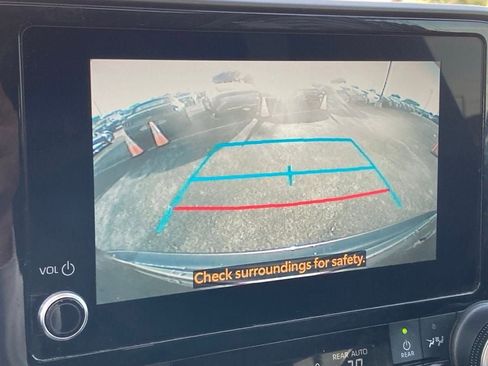 Used 2024 Toyota Highlander XLE FWD image 23