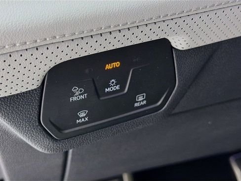 Used 2025 Volkswagen Atlas Peak Edition SE image 11