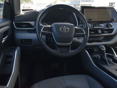 Used 2023 Toyota Highlander L image 17