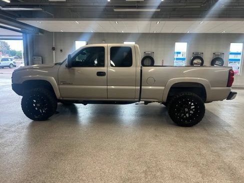 Used 2005 Chevrolet Silverado 2500 LT w/ Heavy-Duty Power Package AWD/4WD image 11
