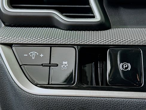 Used 2025 Kia Sportage LX image 16