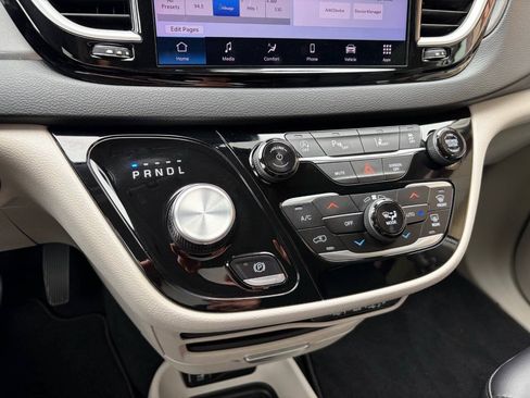 Used 2024 Chrysler Pacifica Touring-L FWD image 31