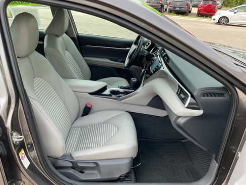 Used 2018 Toyota Camry SE w/ Moonroof Package FWD image 38