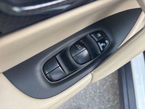 Used 2018 Nissan Rogue SL w/ Premium Package FWD image 15