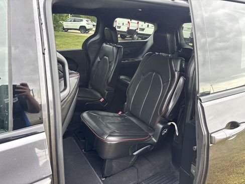 Used 2020 Chrysler Pacifica Limited FWD image 10