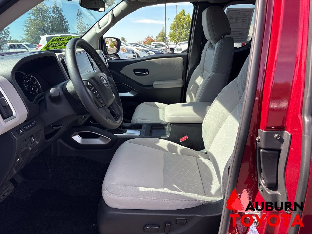 Used 2025 Nissan Frontier SV w/ SV Convenience Package AWD/4WD image 11