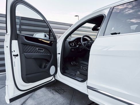 Used 2022 Bentley Bentayga image 28