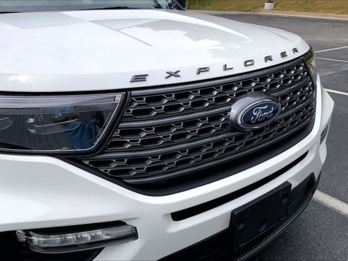 Used 2022 Ford Explorer XLT w/ Equipment Group 202A AWD/4WD image 31