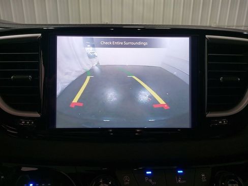 Used 2025 Chrysler Pacifica Select image 26