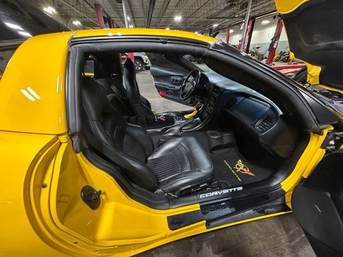 Used 2003 Chevrolet Corvette Coupe w/ Preferred Equipment Group RWD image 19