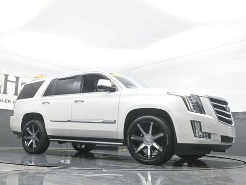Used 2017 Cadillac Escalade Premium Luxury image 2