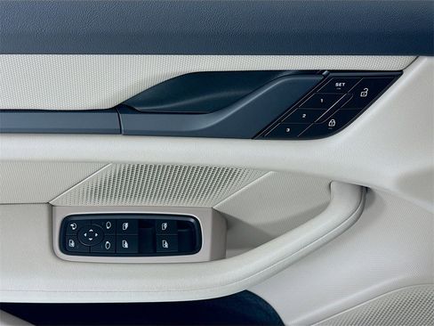 Used 2023 Porsche Taycan image 11