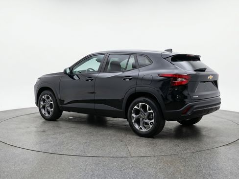 Used 2025 Chevrolet Trax LT FWD image 6