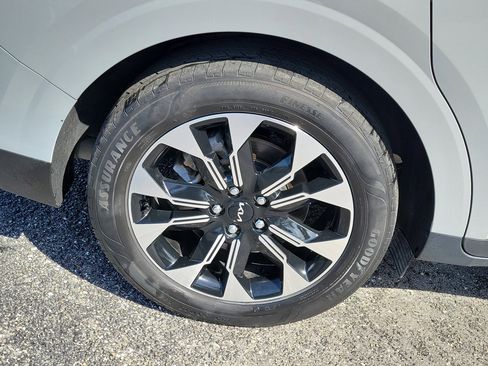 Used 2024 Kia Carnival EX FWD image 10