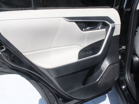 Used 2021 Toyota RAV4 XLE w/ Convenience Package FWD image 13