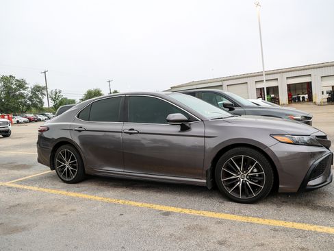 Used 2023 Toyota Camry SE FWD image 7